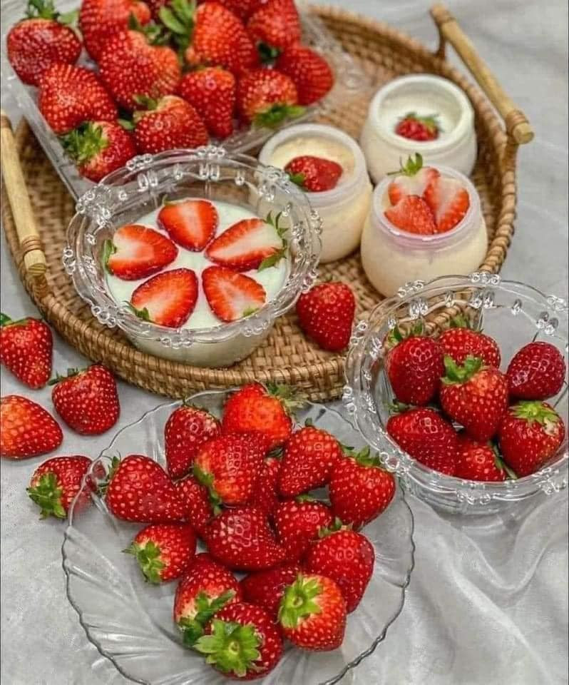 Hiện tại, dâu tây Mộc Châu đang vào mùa chín rộ, giá chỉ khoảng 100 nghìn đồng/kg dâu to, dâu nhỏ nhất là 50 nghìn đồng/kg. Ảnh: Facebook