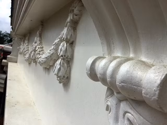 Hàng tường bao đồ sộ cũng có những họa tiết cầu kỳ. Ảnh: Báo giao thông