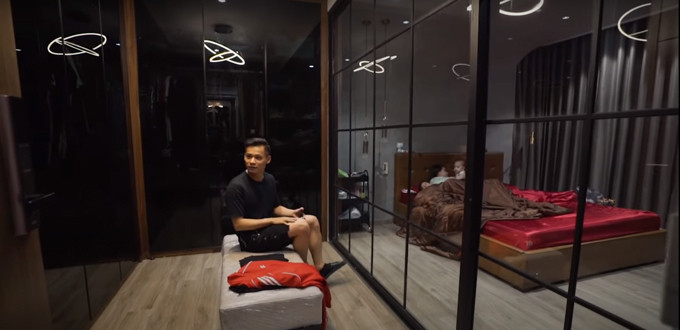 Phòng thay đồ trên tầng 3 ngăn với phòng ngủ bằng vách kính. Ảnh: Chụp màn hình