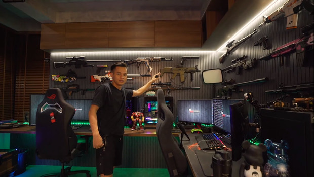 Dàn máy tính, mô hình súng ống hàng trăm triệu được sắp xếp gọn gàng. Ảnh: Chụp màn hình