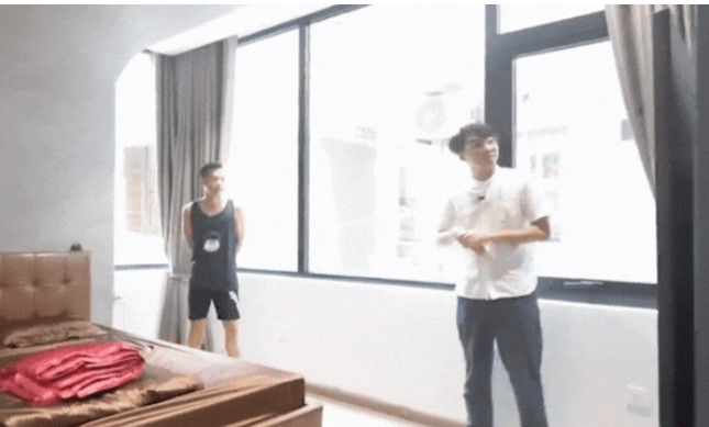 Phòng ngủ có hệ cửa kính cách âm và tận dụng tối đa ánh sáng tự nhiên. Ảnh: Chụp màn hình