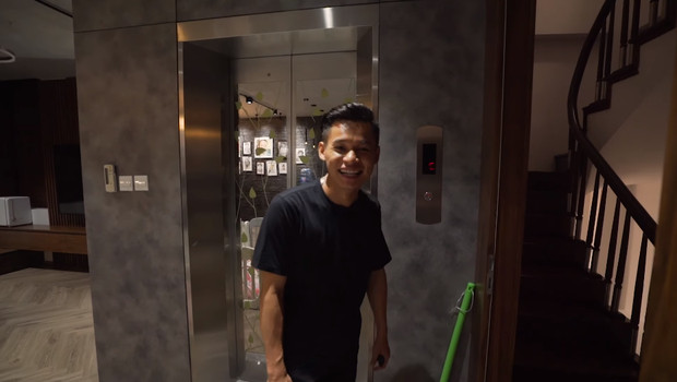 Do đó, việc kênh YouTube bị hack chắc chắn sẽ ảnh hưởng không nhỏ đến công việc và thu nhập của nam streamer. Dù vậy, sau nhiều năm chăm chỉ, Độ Mixi hiện có cuộc sống ổn định. Anh sở hữu dinh thự 7 tầng hoành tráng giữa lòng Hà Nội. Ảnh: Chụp màn hình