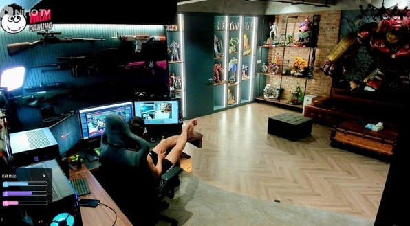 Bên cạnh là phòng làm việc với bàn stream và các thiết bị chuyên dụng. Ảnh: Chụp màn hình