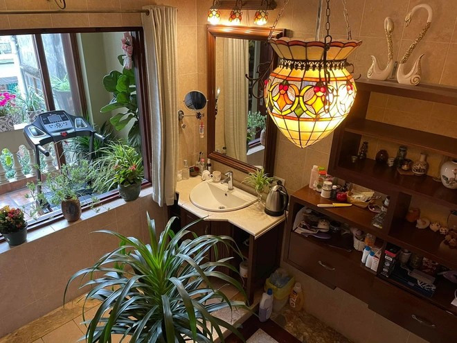 Nhà vệ sinh cũng được bài trí nhiều cây xanh trông chẳng khác một căn phòng "chill" xinh xắn. Nguồn ảnh: FBNV