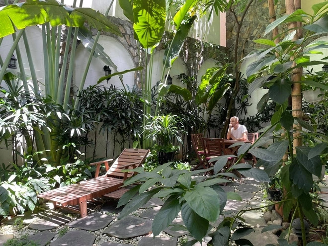 Sân vườn thoáng đãng là nơi thư giãn, thưởng trà của nam nghệ sĩ.