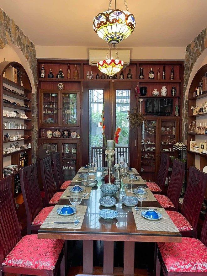 Khu vực bàn ăn đậm chất "quý tộc".