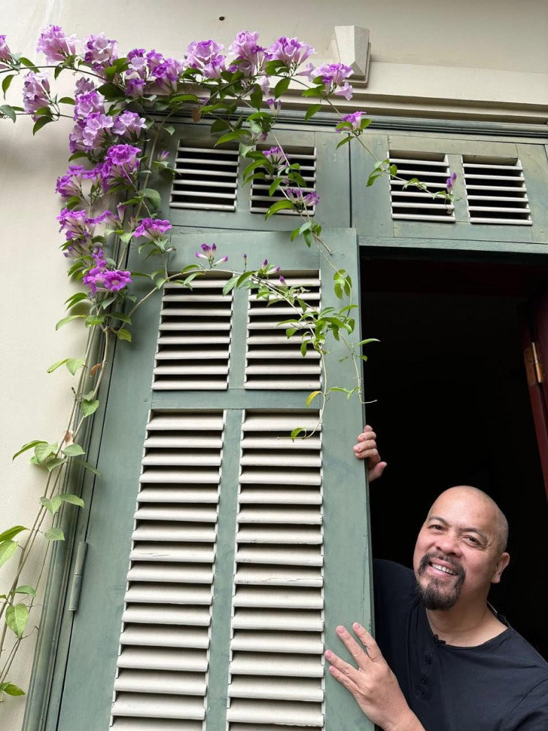 Đầu năm 2024, NTK Đức Hùng chia sẻ hình ảnh bên hiên nhà lãng mạn.