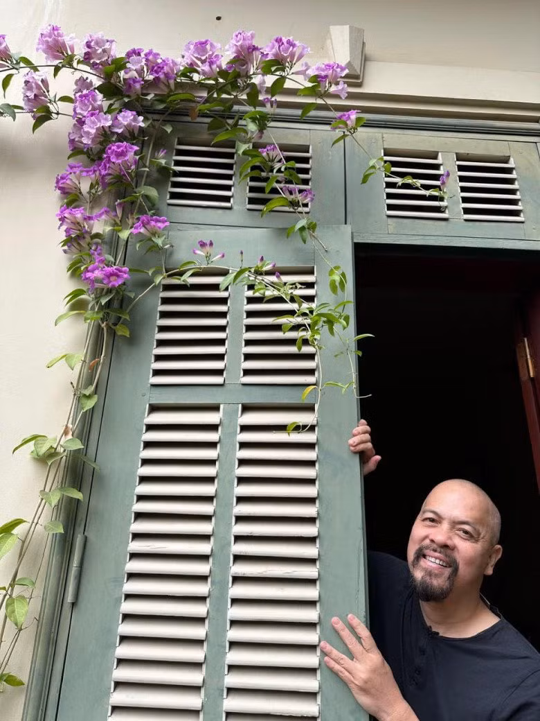 Đầu năm 2024, NTK Đức Hùng chia sẻ hình ảnh bên hiên nhà lãng mạn.