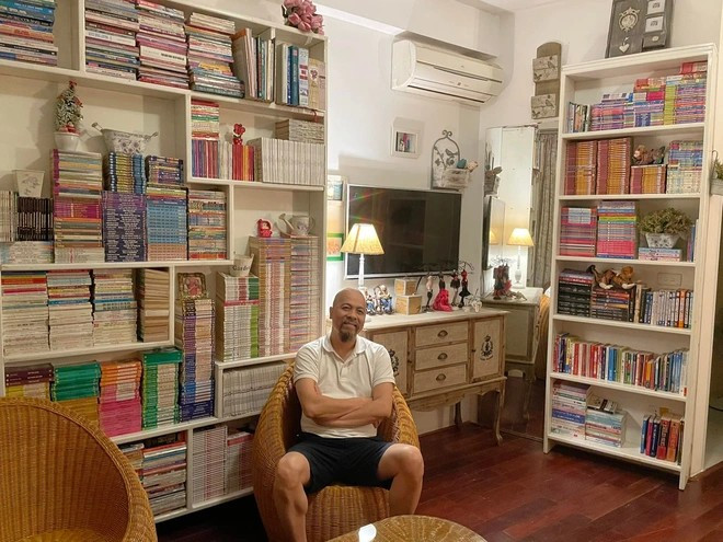 Góc riêng của nam nghệ sĩ với rất nhiều sách.