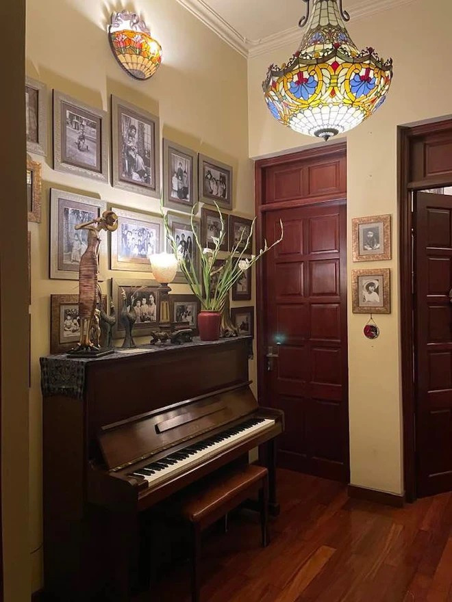 Những chiếc đèn cỡ lớn đa sắc màu được bày trí khắp nơi giúp căn biệt thự trở nên lộng lẫy.