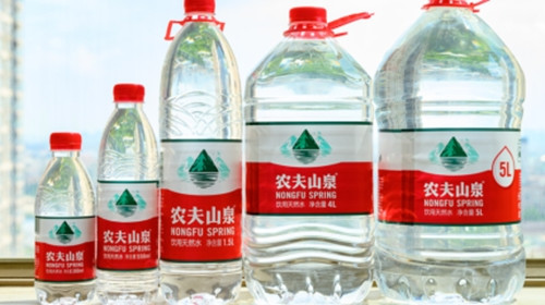 Năm 1996, Zhong chuyển sang nước đóng chai, thành lập Nongfu Spring. Việc chuyển hướng này nghe có vẻ không đúng thời điểm, khi thị trường đang bị thống trị bởi nhiều công ty tên tuổi. Ảnh: Getty