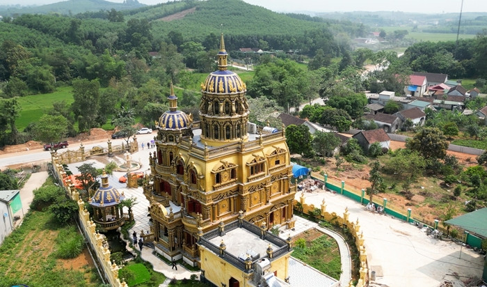 Anh Nguyễn Vĩnh Thoan nổi tiếng khắp mạng xã hội khi đầu tư xây dựng tòa lâu đài dát vàng trị giá 100 tỷ tại quê nhà Nghệ An. Ảnh: Facebook Lâu đài Thoan Bình