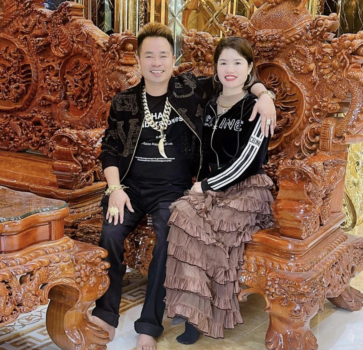 Anh Thoan cho biết, dù vợ anh ít khi ra ngoài do bận rộn với công việc kinh doanh gia đình, nhưng anh vẫn quyết định tặng xe để chị có thể thỉnh thoảng đi thăm nhà ngoại hoặc dạo quanh thành phố Vinh. Ảnh: FB Lâu đài Thoan Bình