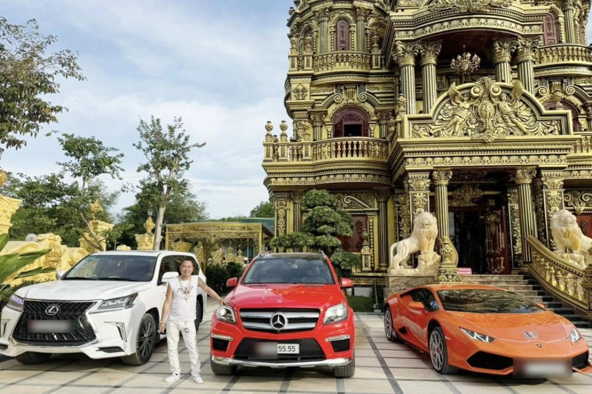 Gần đây, đại gia xứ Nghệ khiến nhiều người bất ngờ khi mua tặng vợ mình, chị Phạm Thị Bình, một chiếc xe hơi với biển số tứ quý 5 với giá khoảng 2 tỷ đồng. Ảnh: Saostar