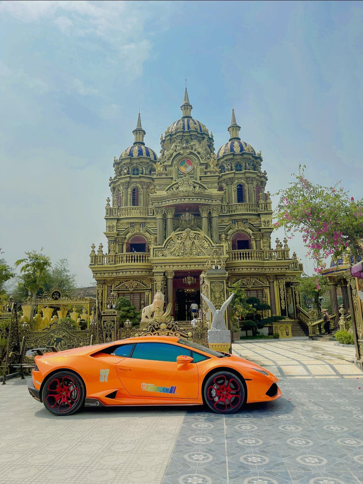 Đáng chú ý, anh Thoan cho biết mua xe này về chủ yếu để ngắm cho vui và muốn trải nghiệm tốc độ 325 km/h, tăng tốc 0-100 km/h chỉ trong 3,2 giây của xe. Ảnh: Facebook Lâu đài Thoan Bình