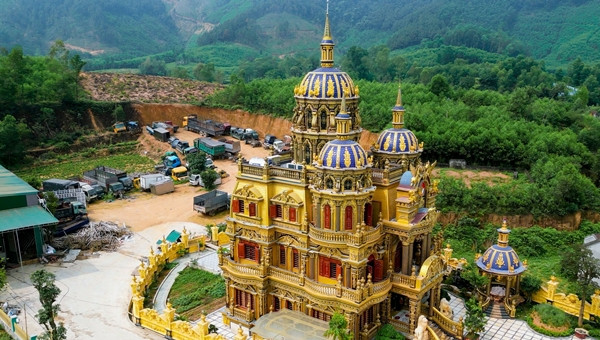 Lâu đài dát vàng gây sốt mạng xã hội, có nhiều người hiếu kỳ muốn tham quan nên dù chưa hoàn thiện, nhưng anh Thoan vân mở cửa miễn phí cho bà con đến xem, chụp hình và trò chuyện cùng gia đình. Ảnh: Facebook Lâu đài Thoan Bình