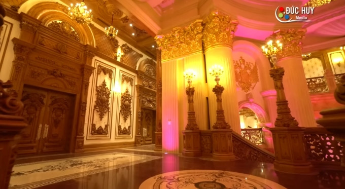 Lâu đài có 20 phòng ngủ lộng lẫy và xa hoa. Ảnh chụp màn hình Đức Huy Media