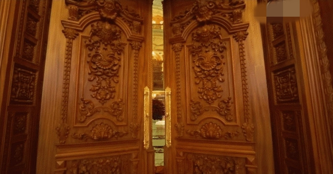 Cửa vào bằng gỗ được chạm khắc tinh xảo. Ảnh chụp màn hình Đức Huy Media