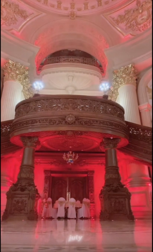 Thời gian gần đây, cộng đồng mạng xôn xao trước video quay phòng khách bên trong lâu đài mạ vàng của đại gia Ninh Bình. Ảnh chụp màn hình July