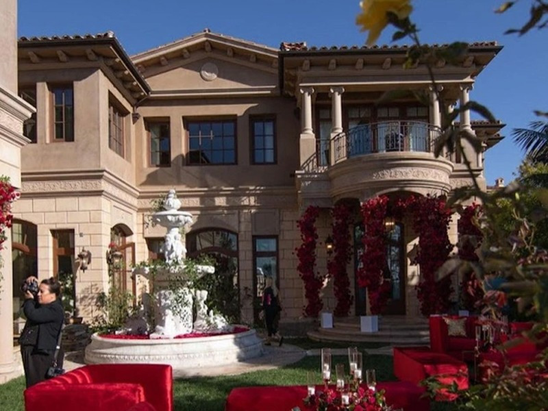 Điểm đặc biệt nhất của tòa lâu đài khủng này là hàng loạt bông hoa tươi được trang trí khắp nơi.