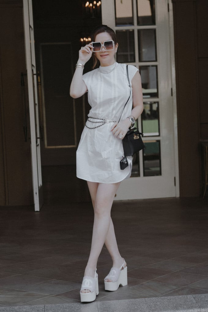 Nữ đại gia từng gây chấn động khi đi trà chiều với doanh nhân Huy Cận - 1 người anh thân thiết nhưng diện thiết kế 2 triệu USD (50 tỷ đồng).