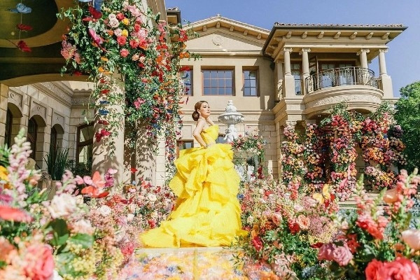 Trước đó, căn biệt thự hơn 800 tỷ của nữ đại gia gốc Việt cũng làm cư dân mạng choáng ngợp với độ nguy nga tựa lâu đài.