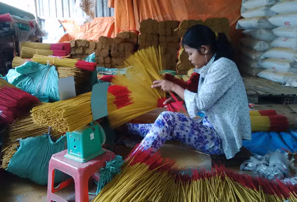 Một cơ sở sản xuất hương ở Đan Phượng (Hà Nội) từng thưởng Tết cho công nhân 100.000 đồng/người và mỗi loại hương thắp một bó. Ảnh minh họa