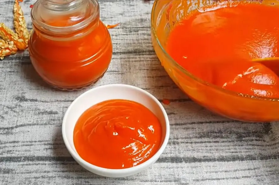 Dịp Tết Nguyên đán 2014, một công ty ở TP HCM quyết định thưởng cho mỗi nhân viên một thùng tương ớt ăn Tết, riêng lãnh đạo được 2 thùng. Ảnh minh họa