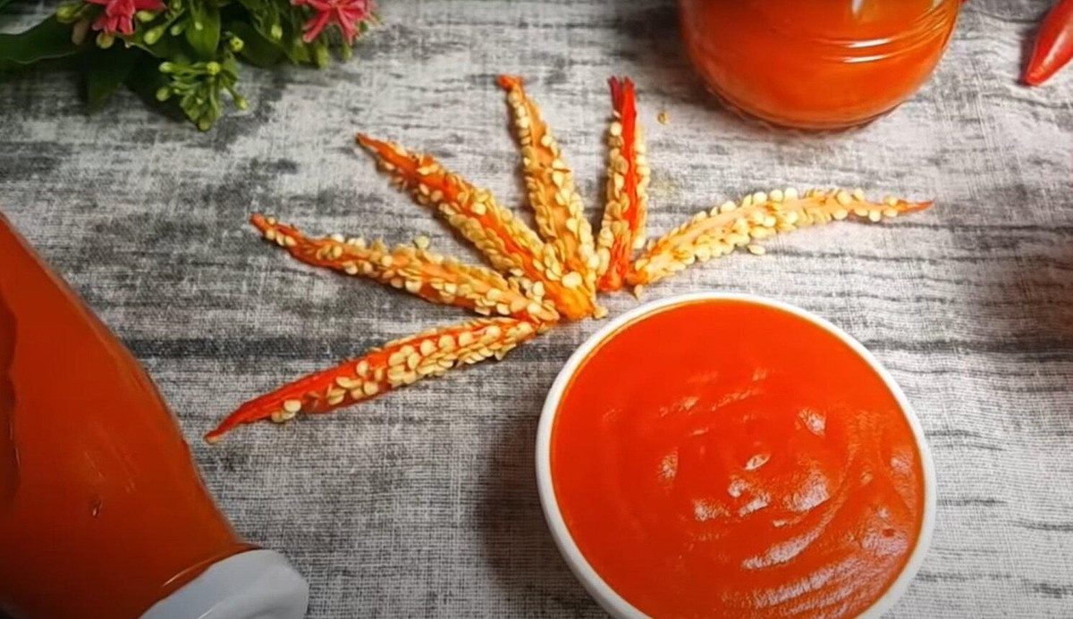 Nhiều nhân viên bàn nhau, mang thùng tương ớt đem bán cho các tiệm tạp hóa. Ảnh minh họa