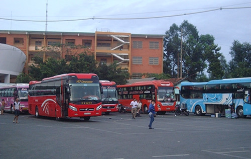 Một công ty ở khu công nghiệp Sài Đồng (Long Biên, Hà Nội) từng tặng vé ô tô cho công nhân về quê ăn Tết. Lãnh đạo công ty này giải thích vì đa số công nhân đều đến từ các tỉnh xa, mua vé ô tô dịp Tết khó khăn. Ảnh minh họa