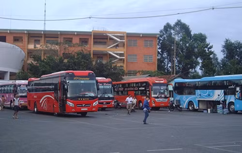 Một công ty ở khu công nghiệp Sài Đồng (Long Biên, Hà Nội) từng tặng vé ô tô cho công nhân về quê ăn Tết. Lãnh đạo công ty này giải thích vì đa số công nhân đều đến từ các tỉnh xa, mua vé ô tô dịp Tết khó khăn. Ảnh minh họa