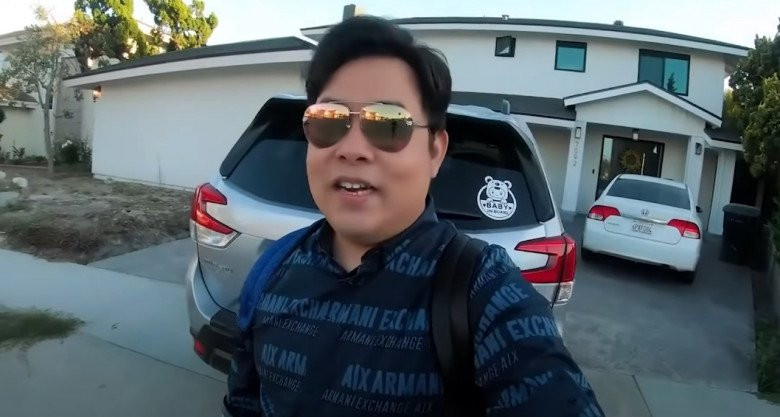 Một số cư dân mạng phát hiện ra, thực tế đây là video từ 2 năm trước, nay được Quang Lê đăng lại. Trước của nhà nam ca sĩ là khoảng sân có thể đậu nhiều chiếc ô tô.