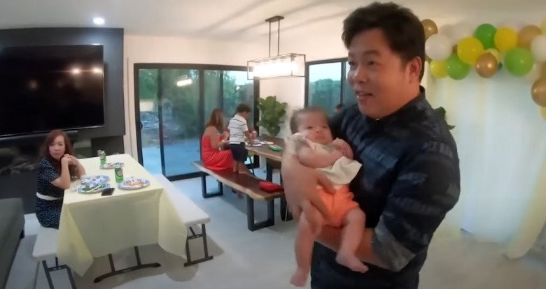 Căn phòng tràn ngập ánh sáng nhờ thiết kế cửa kính lớn.