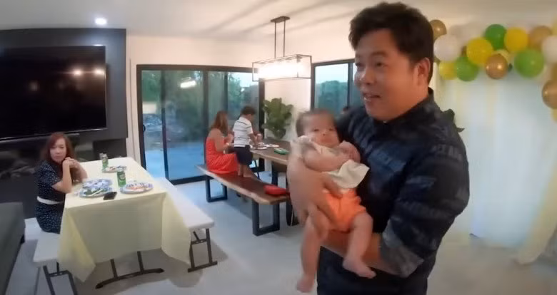 Căn phòng tràn ngập ánh sáng nhờ thiết kế cửa kính lớn.