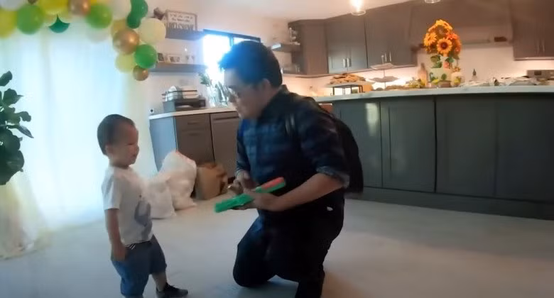 Hệ tủ bếp màu xám vừa sang trọng, vừa sạch sẽ.