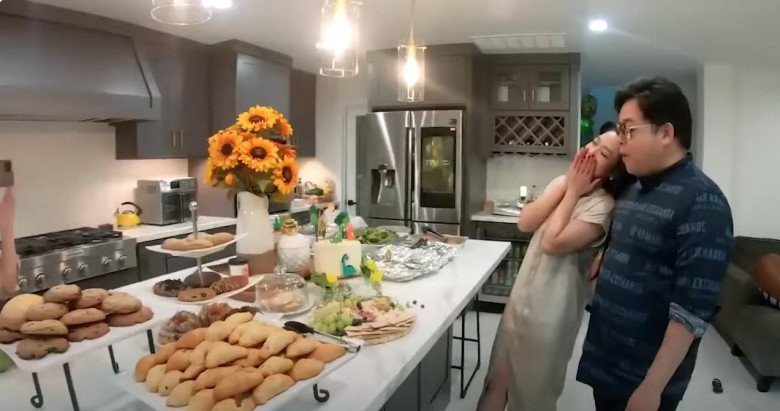 Chiếc bàn đảo dài có thể bày tiệc buffet đông người.