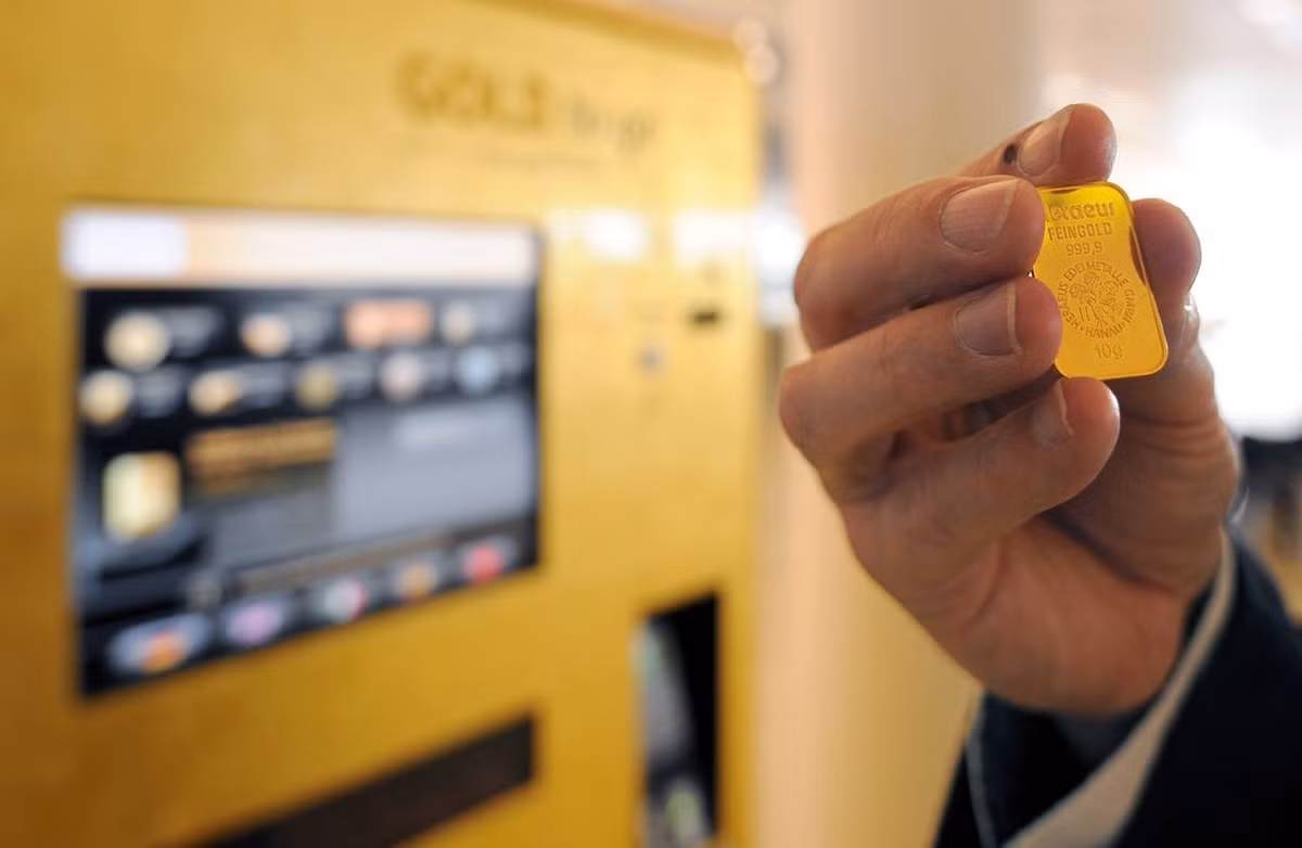 Giới nhà giàu Dubai rất yêu thích vàng. Họ dát vàng từ ô tô cho đến bồn cầu. Khi quá mệt mỏi với việc đếm tiền mặt, người giàu ở Dubai có thể đến cây ATM rút vàng. Ảnh: Facebook