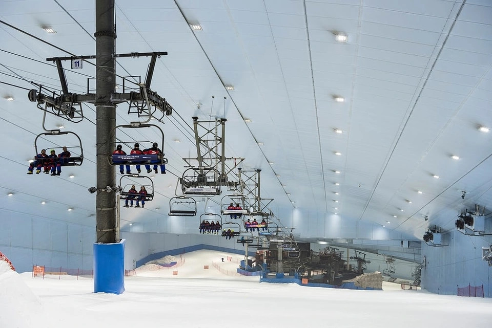 Dù chịu ảnh hưởng của khí hậu vùng sa mạc nhưng người giàu ở Dubai vẫn thoải mái tận hưởng cuộc sống “mùa đông” với khu nghỉ mát trượt tuyết trong nhà.