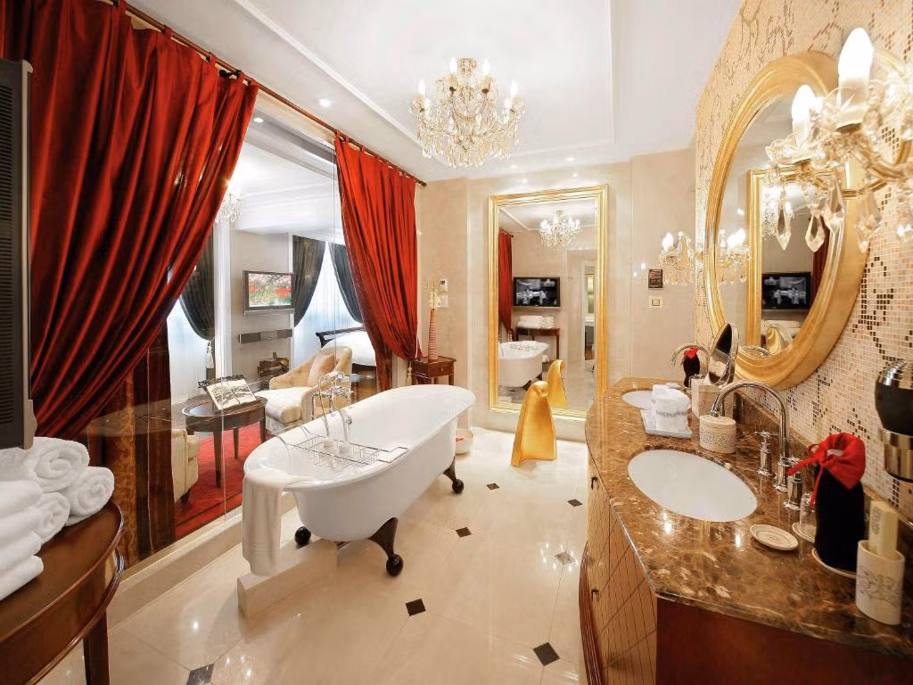 Bồn tắm kiểu Pháp, vòi sen xông hơi và bộ đồ dùng từ thương hiệu xa xỉ bậc nhất thế giới. Ảnh: Booking