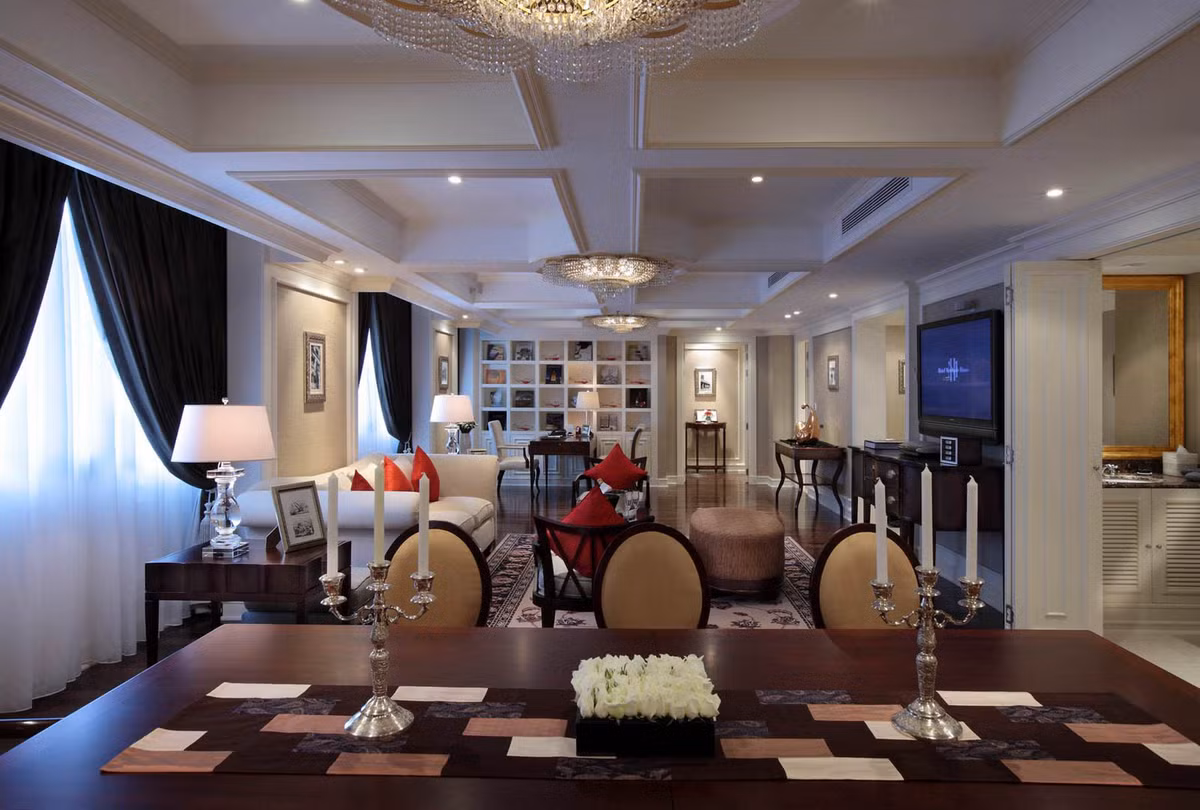 Căn phòng sang trọng nhất là phòng tổng thống thuộc khu Opera Wing, rộng 176m2, bài trí theo phong cách đương đại, với sảnh chờ tiện nghi, phòng ngủ chính, phòng tắm, phòng spa riêng biệt, phòng ăn cho 8 khách... Ảnh: Booking
