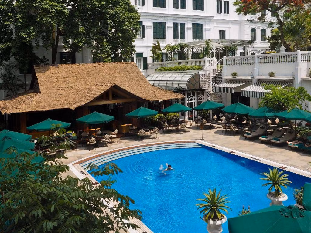 Hồ bơi thiết kế đẹp mắt. Ảnh: Booking