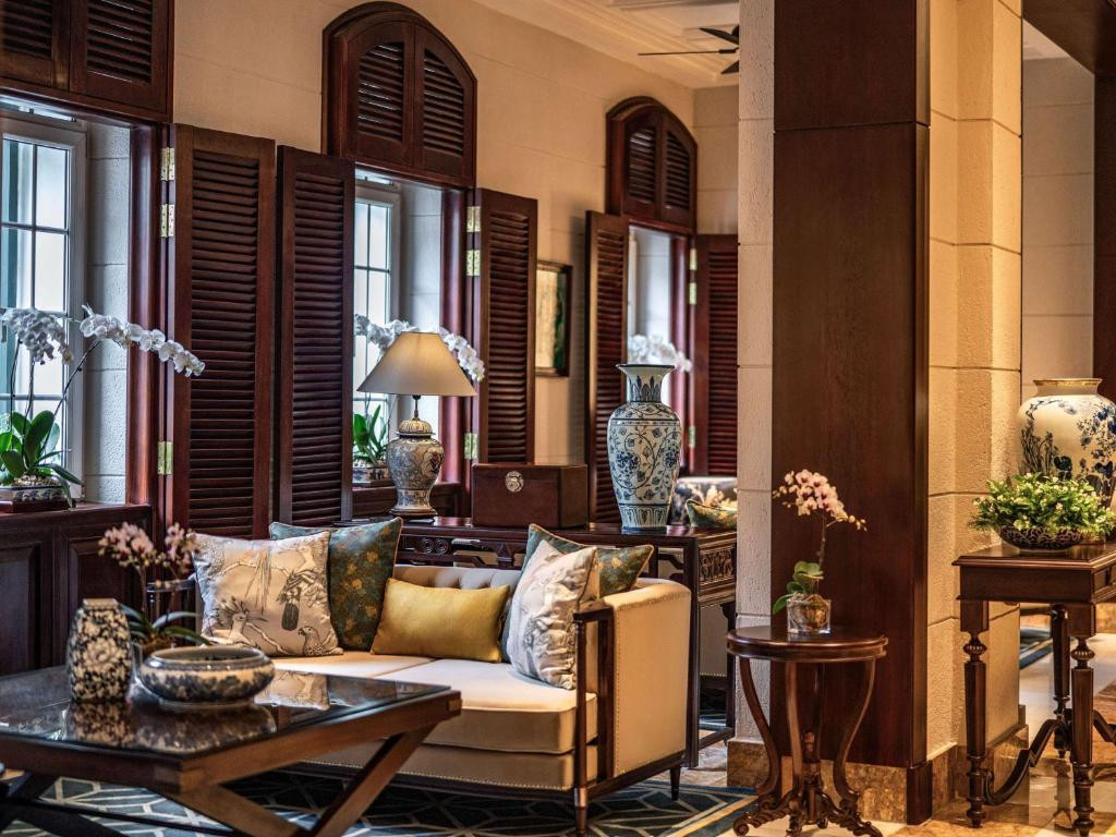 Là khách sạn 5 sao cao cấp, Sofitel Legend Metropole Hà Nội mang trong mình phong cách kiến trúc Pháp cổ độc đáo xen lẫn với nhiều đường nét hiện đại. Ảnh: Booking
