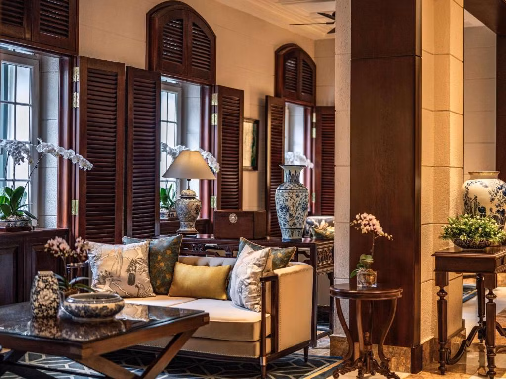 Là khách sạn 5 sao cao cấp, Sofitel Legend Metropole Hà Nội mang trong mình phong cách kiến trúc Pháp cổ độc đáo xen lẫn với nhiều đường nét hiện đại. Ảnh: Booking
