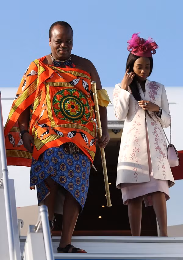 Tính đến năm 2020, vua Mswati III có khoảng ít nhất 15 vợ và 35 con. Những người vợ vua Mswati III đều có gia thế tốt, học thức và nhan sắc nổi bật. Ảnh: TheSun