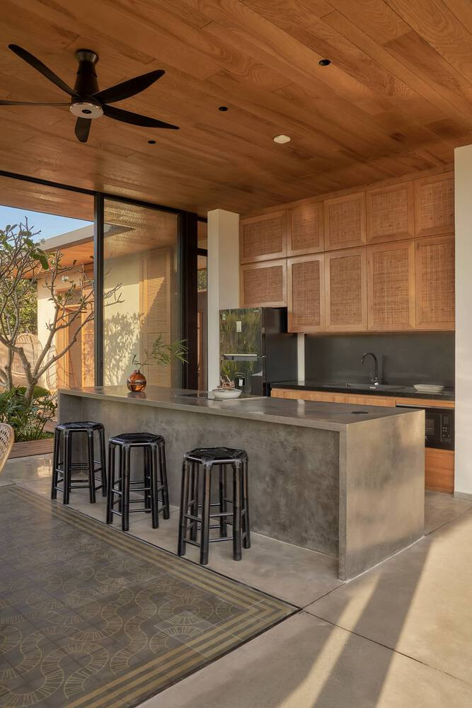 Phòng bếp thông thoáng với hệ cửa kính lớn.