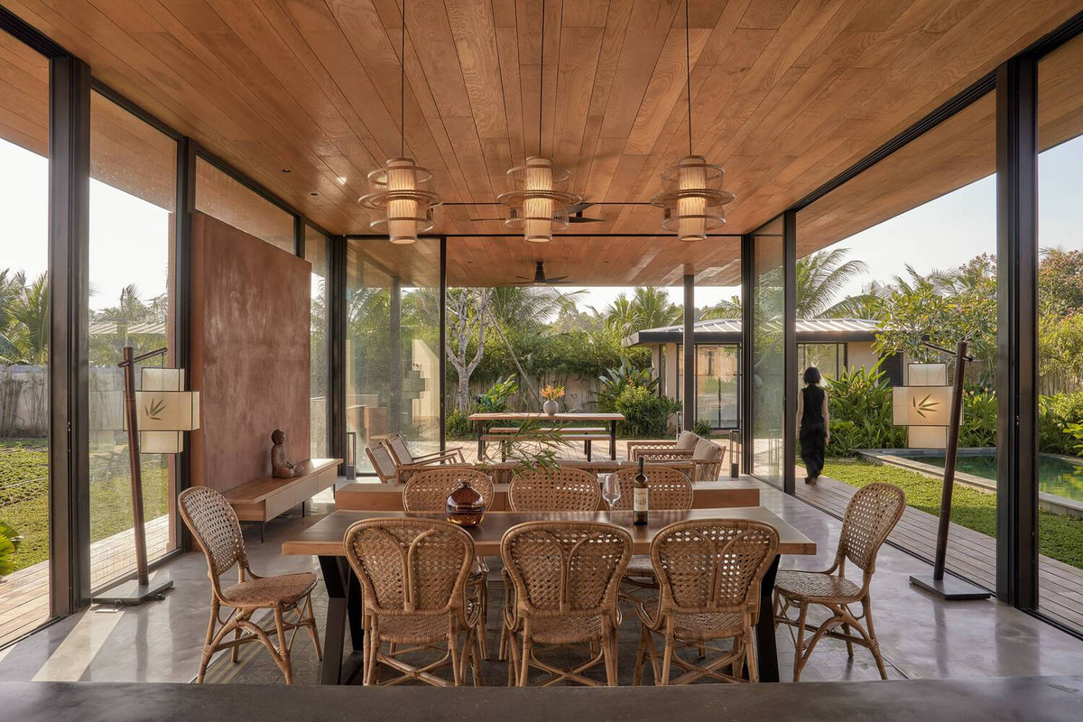 Khu vực ăn uống ngoài trời với tiện nghi nướng thịt được kết nối với phòng khách.