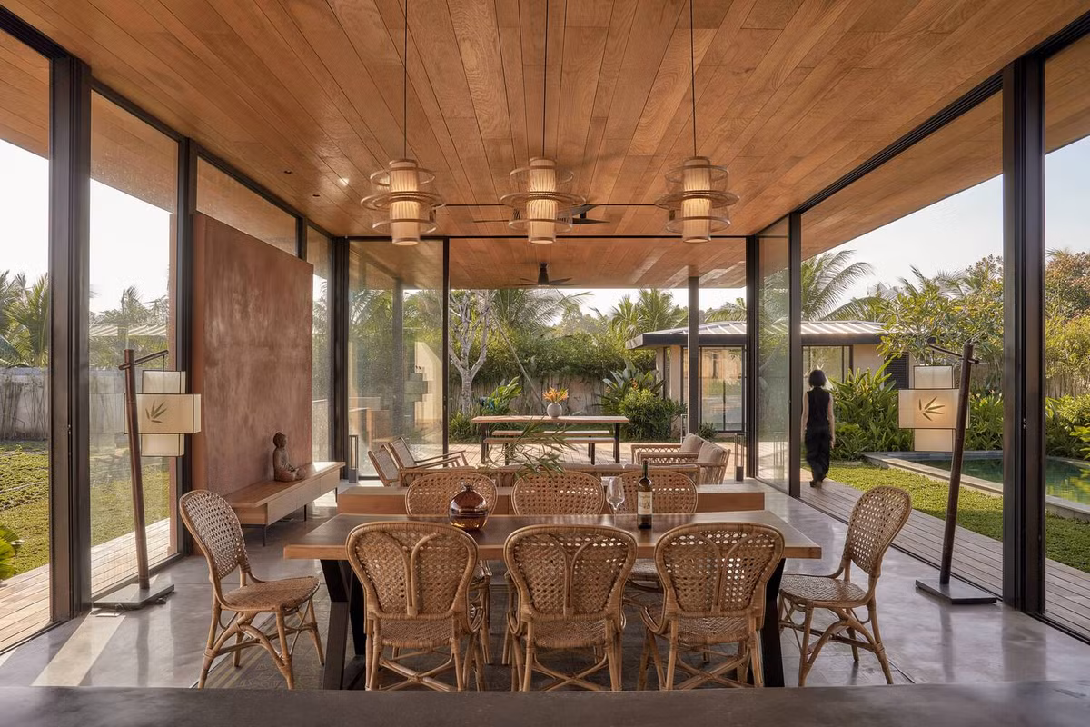 Khu vực ăn uống ngoài trời với tiện nghi nướng thịt được kết nối với phòng khách.