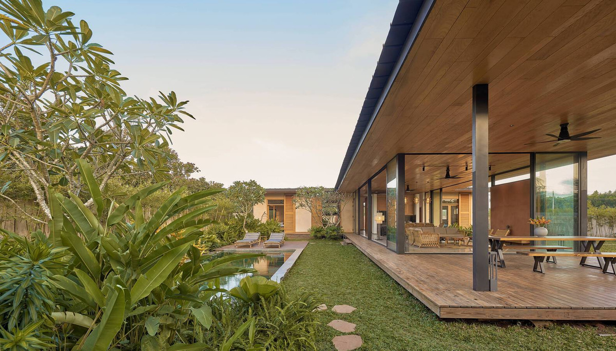 Mục tiêu của kiến trúc sư là tạo ra căn biệt thự 1 tầng được bao quanh bởi cây xanh, tiện dụng và hoàn toàn mở ra khu vườn.