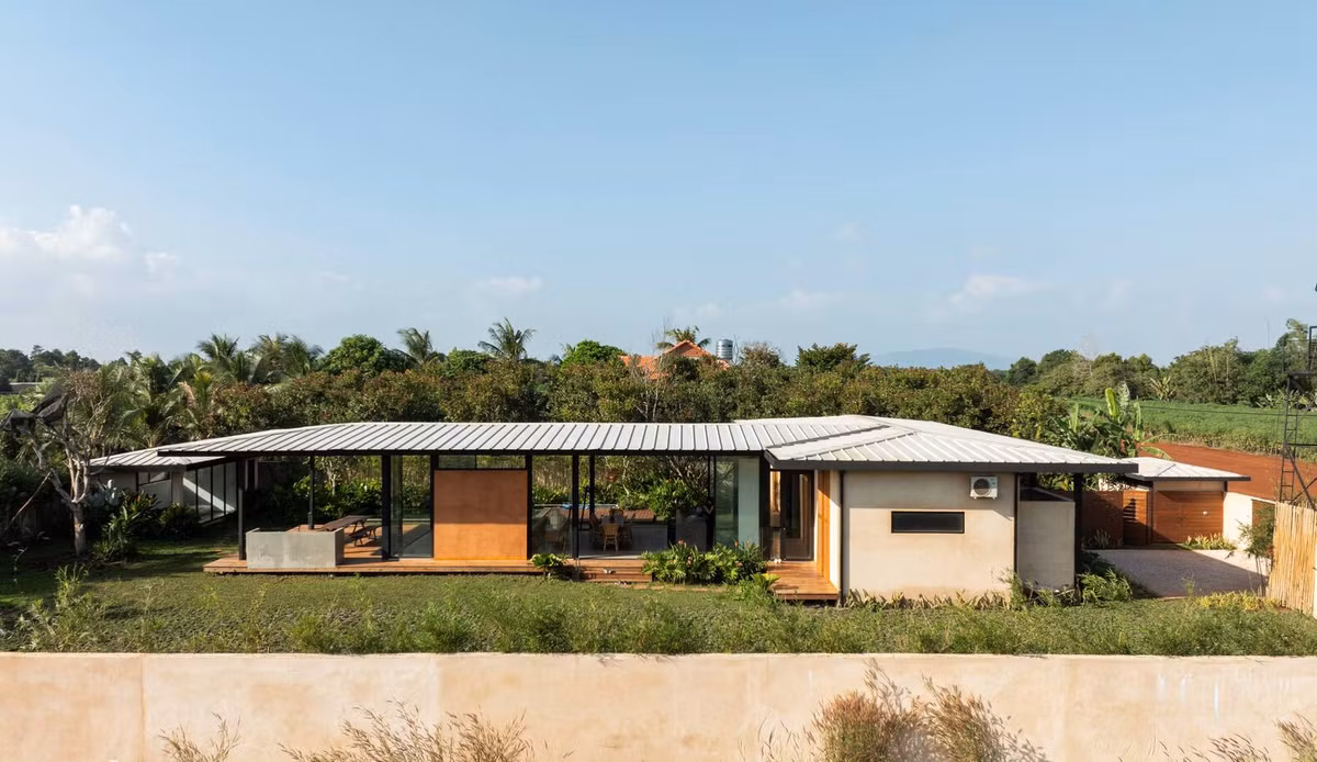 Phần còn lại được cách nhiệt hoàn toàn bằng mái trấu, sử dụng khối bê tông nhẹ để tránh quán tính quá mức nhưng vẫn cho phép thông gió tự nhiên khắp các phòng.