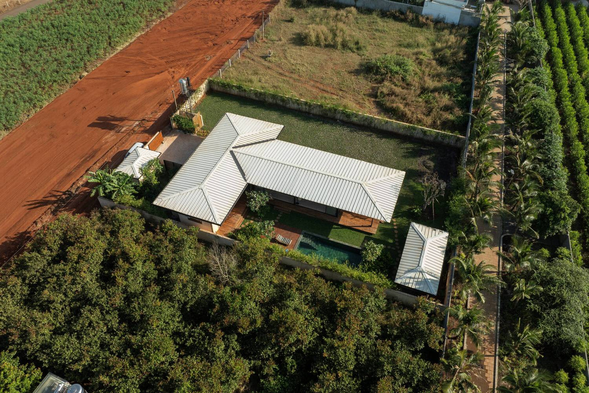 Tọa lạc tại Hồ Tràm (thuộc Bà Rịa – Vũng Tàu), căn biệt thự được thiết kế để phù hợp với tình hình thực địa và điều kiện nhiệt đới gió mùa ở Việt Nam: thời tiết nắng nóng, mưa lớn, gió biển, côn trùng và các động vật hoang dã.